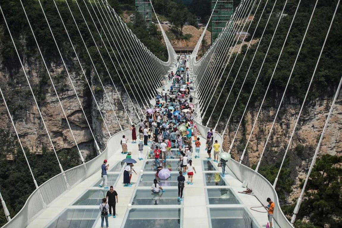 El puente de cristal más alto y largo del mundo, en el valle en Zhangjiajie. 