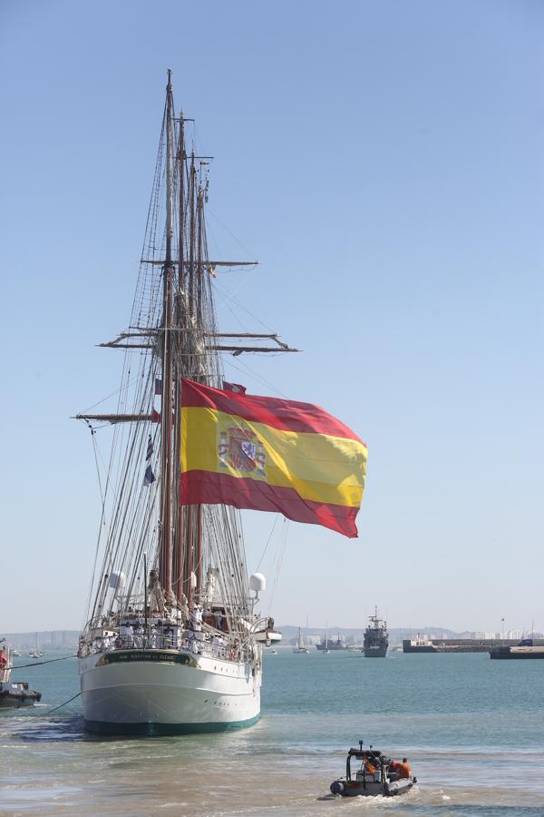 Salida del buque Elcano del puerto de Cádiz