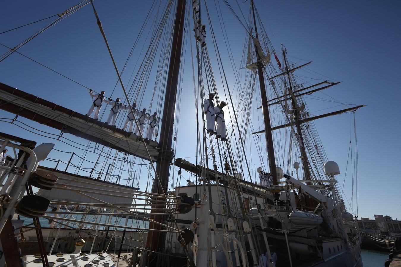 Salida del buque Elcano del puerto de Cádiz