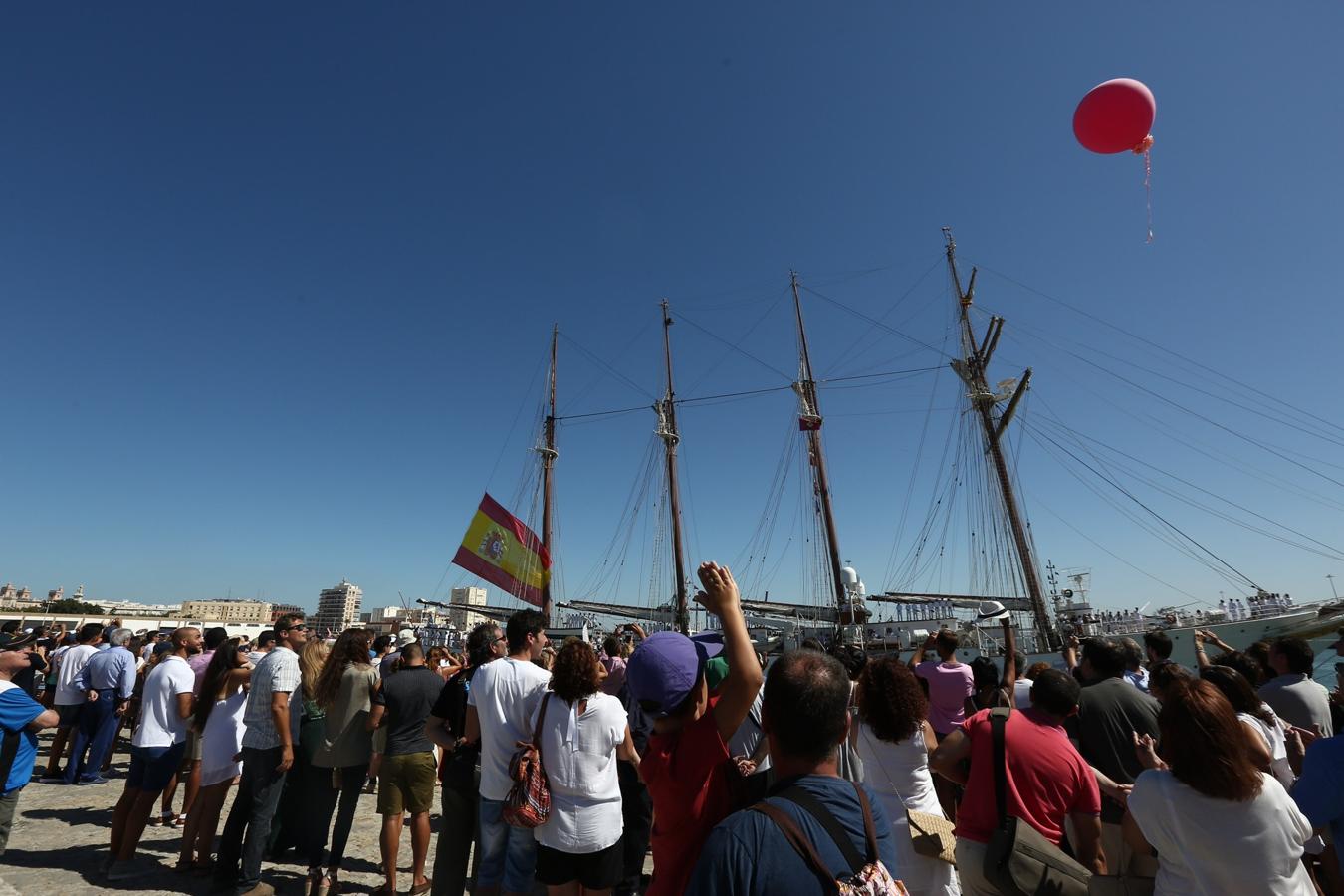 Salida del buque Elcano del puerto de Cádiz