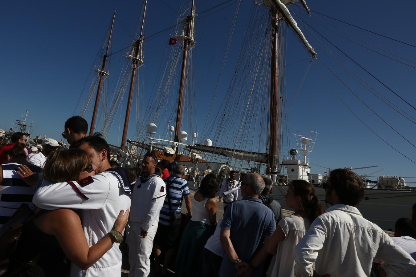 Salida del buque Elcano del puerto de Cádiz