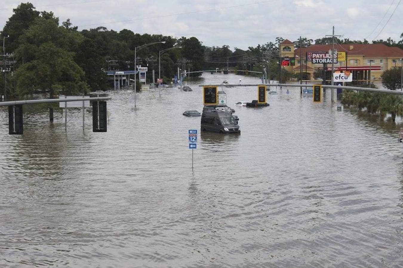 Vehículos prácticamente cubiertos por el agua que inunda las calles de Baton Rouge en Luisiana 