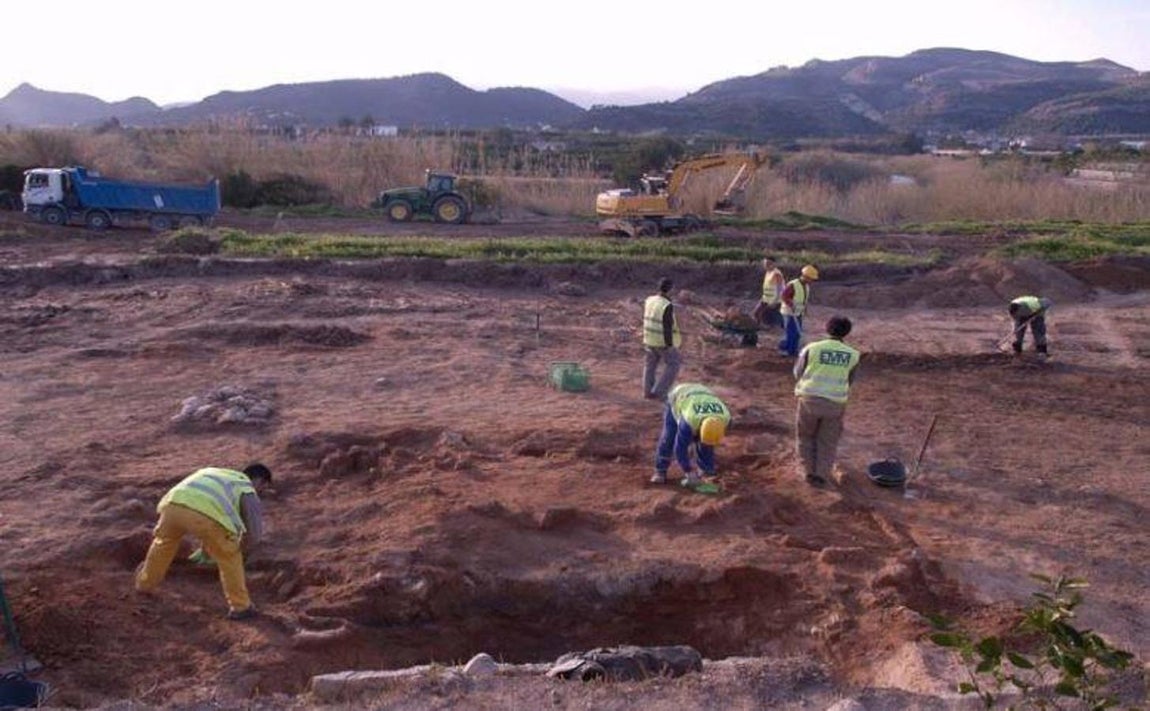 Proceso de excavación con medios mecánicos y manuales. 