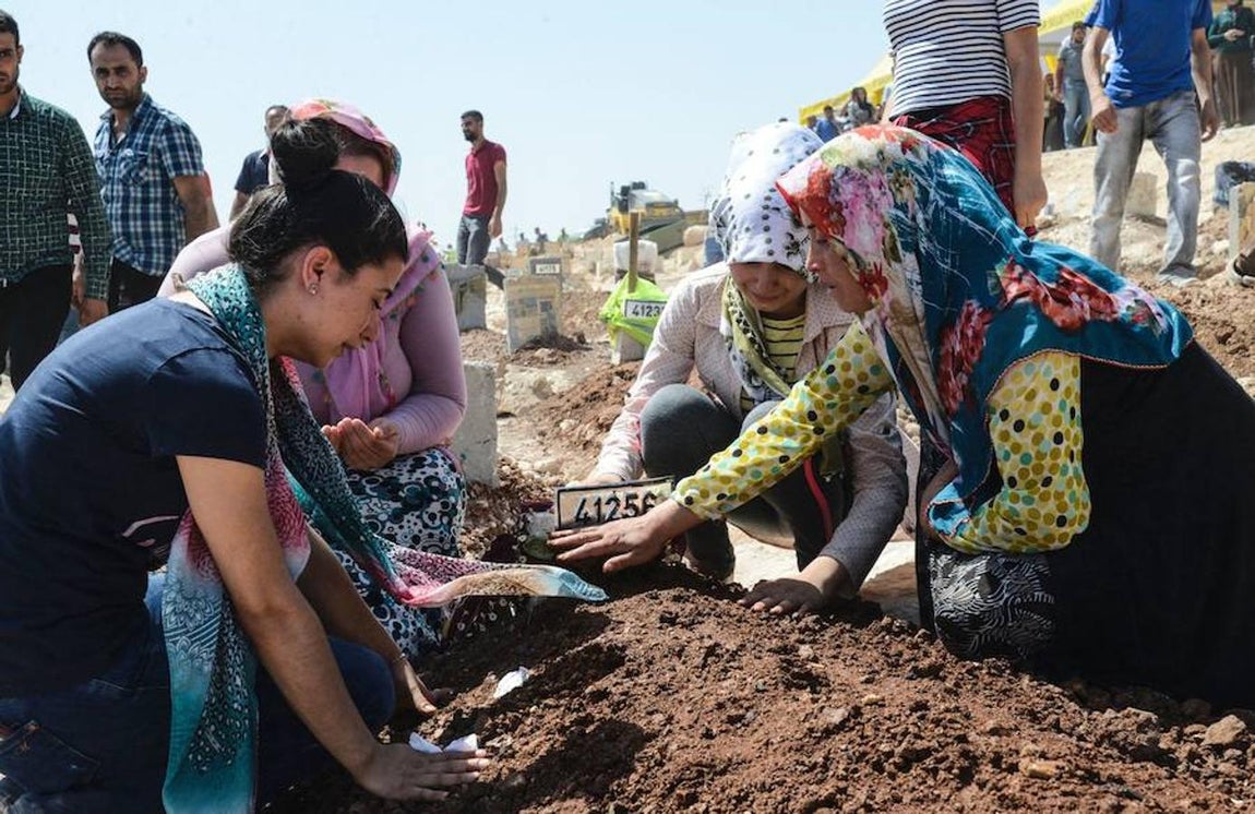 Imagen del funeral a las víctimas del atentado suicida en Gaziantep. 