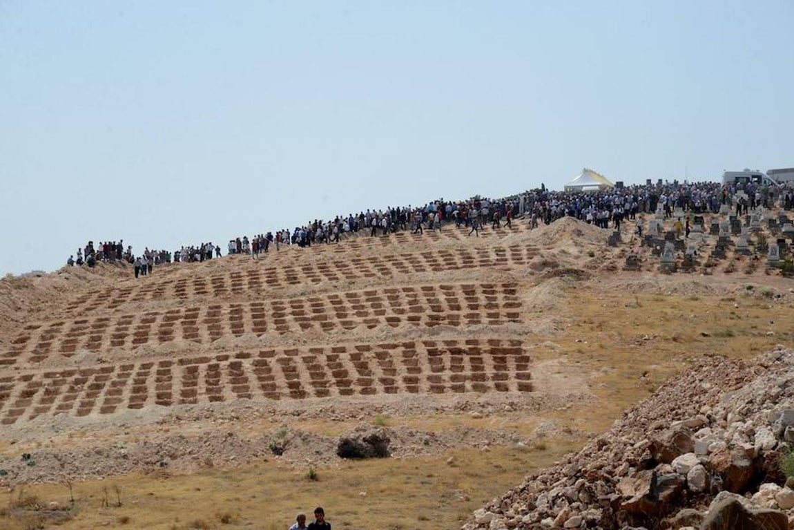 Los locales preparan el suelo para enterrar a las víctimas del atentado. 