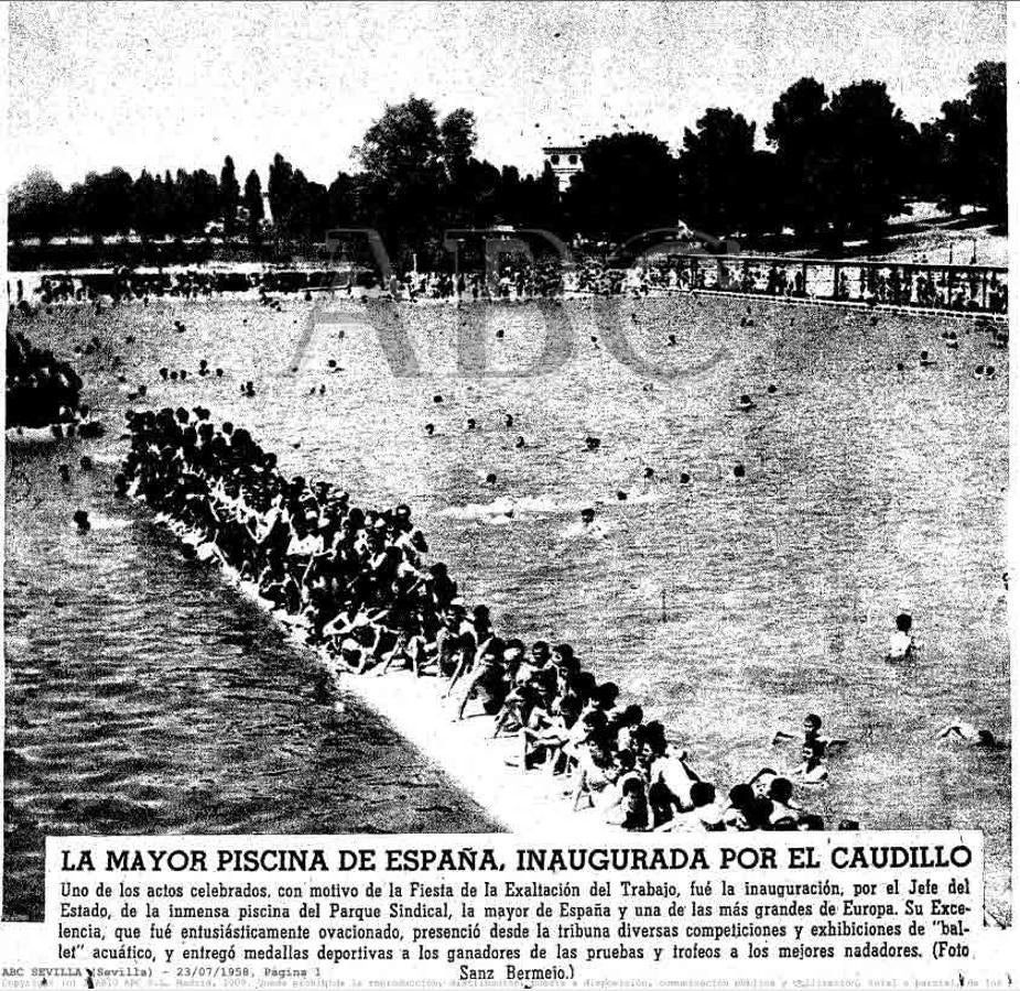 1. La página de ABC en la que se informaba de la inauguración de la «mayor piscina de España», con 300.000 metros cuadrados, en 1955