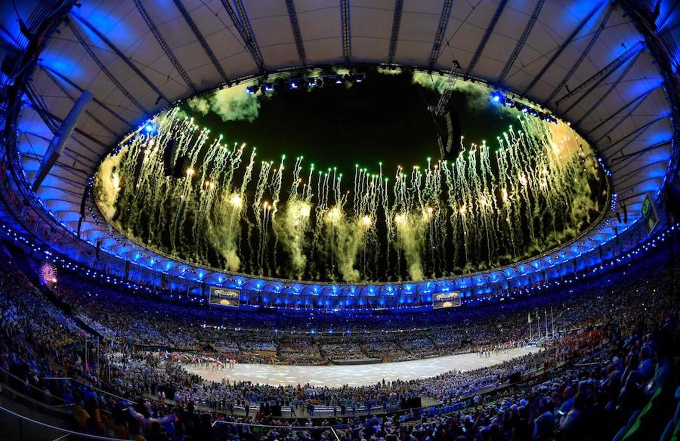 Fuegos y lluvia. Durante el cierre de los Juegos se dispuso de un gran despliegue de fuegos artificiales. Por desgracia, el punto más iluminado de la ciudad, el estadio, sufrió el castigo de la lluvia, que estuvo presente durante gran parte de la ceremonia