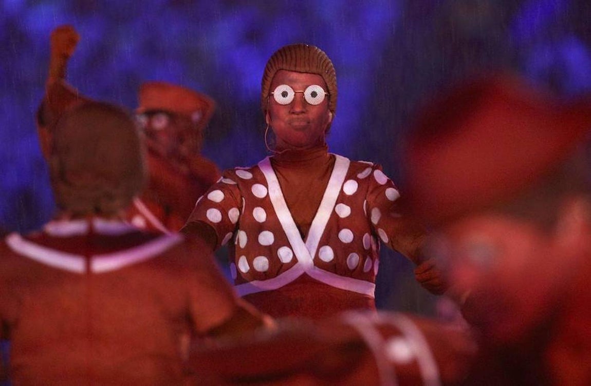 Repaso a la historia. Al igual que en el acto de apertura se hizo un repaso a la historia brasileña. con una presencia muy fuerte de la cultura indígena