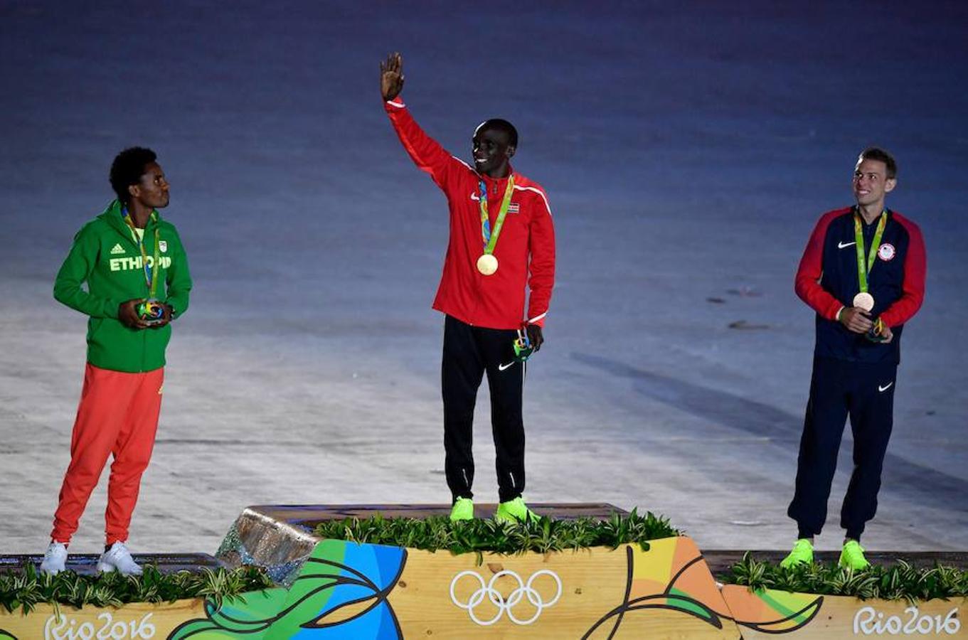 Maratón, la primera prueba. Como corresponde a todos los Juegos el acto de cierre fue también el acto de entrega de medallas para la maratón, una de las pruebas principales en los primeros juegos modernos y antiguos. El kenyata Eliud Kipchoge oro y Feyisa Lilesa, plata, que confesó que tenía miedo de volver a su país, Etiopía