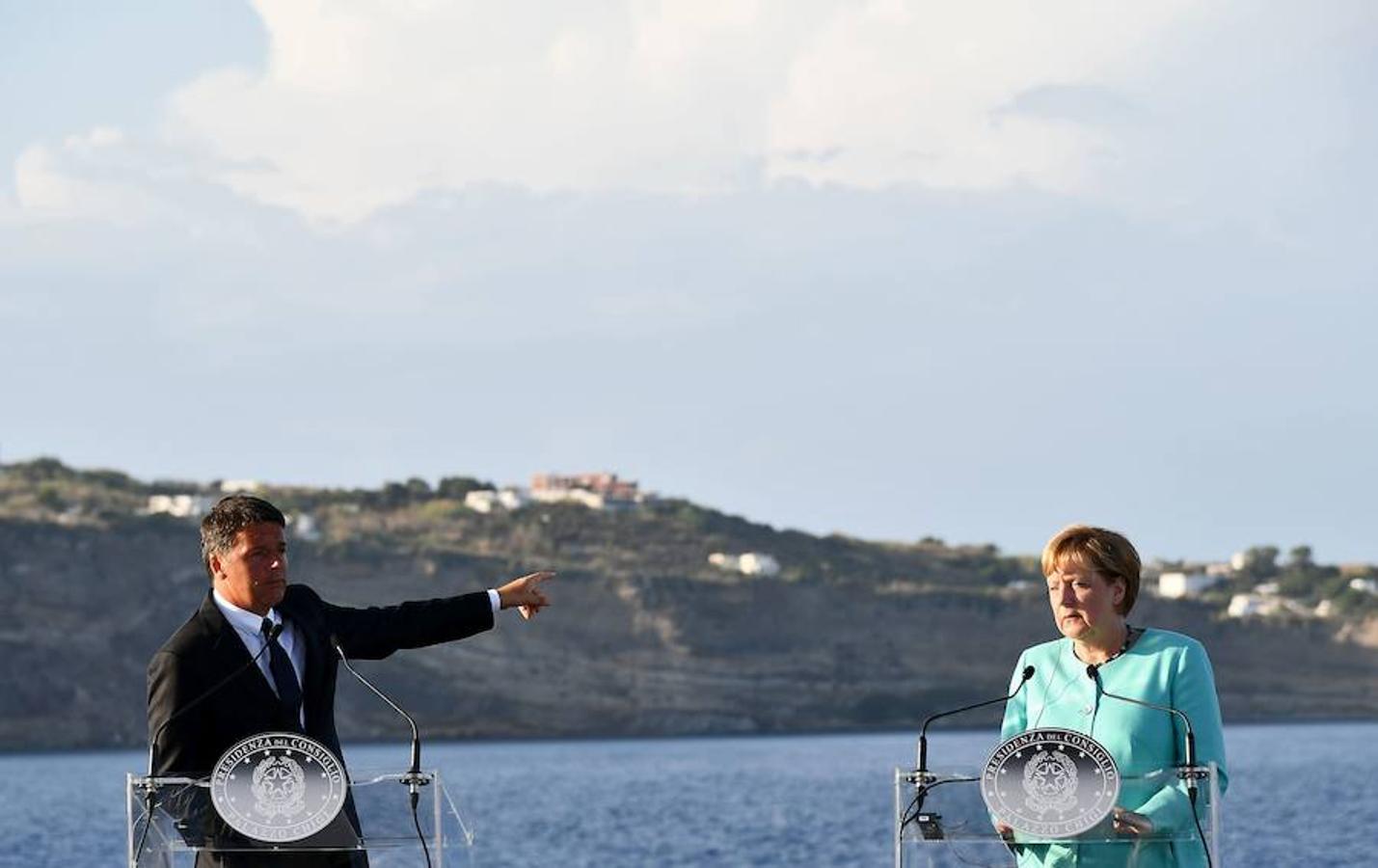 Mateo Renzi señala durante su discurso. 