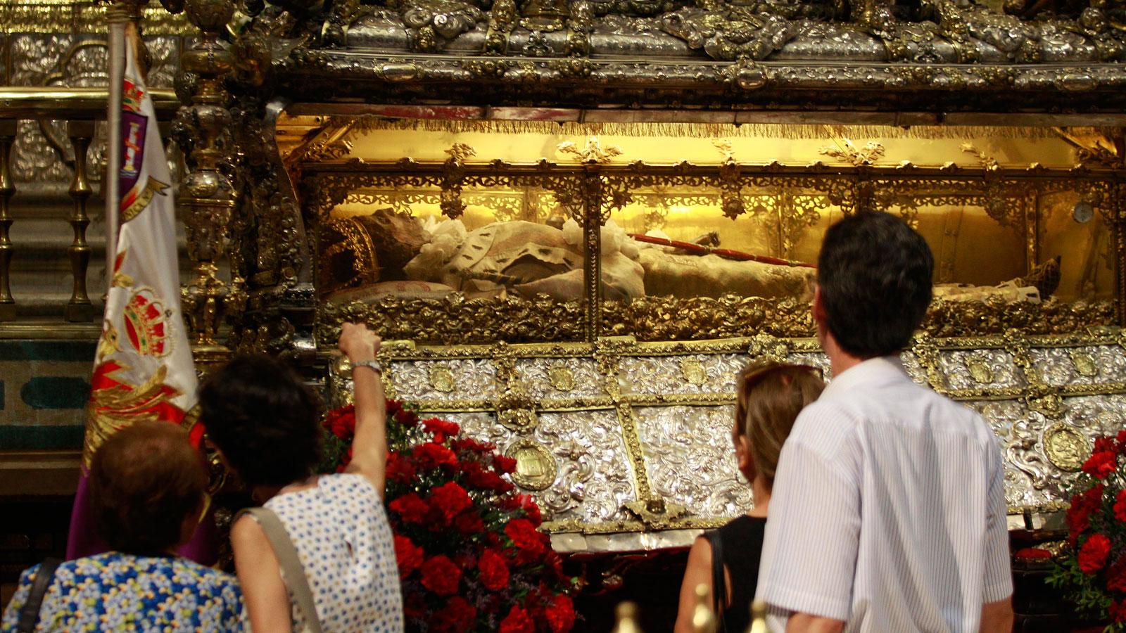 Los sevillanos acuden a la Catedral para ver al Rey San Fernando