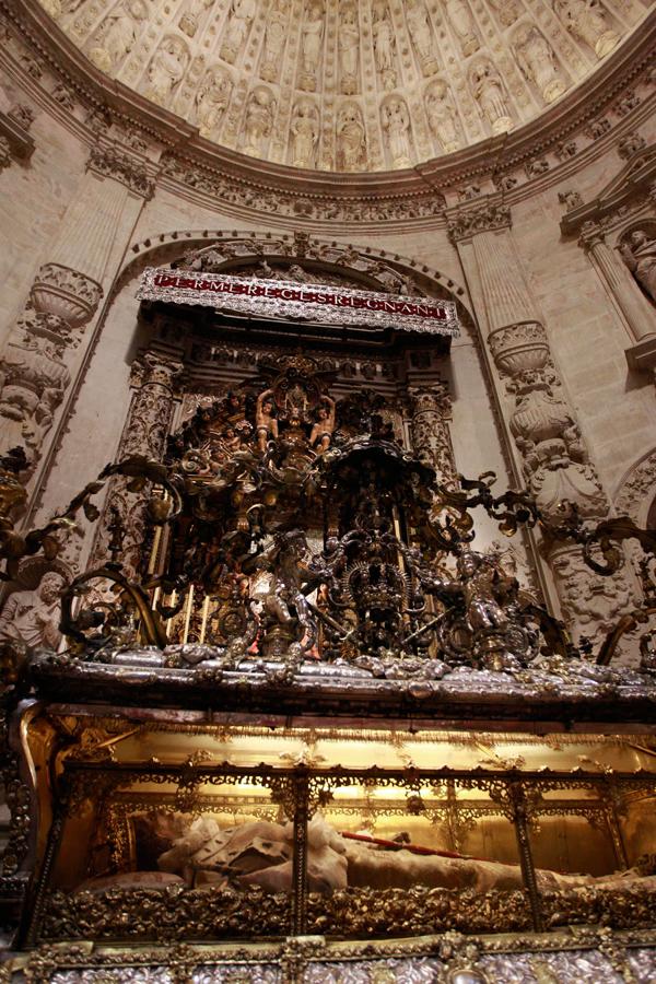 Los sevillanos acuden a la Catedral para ver al Rey San Fernando