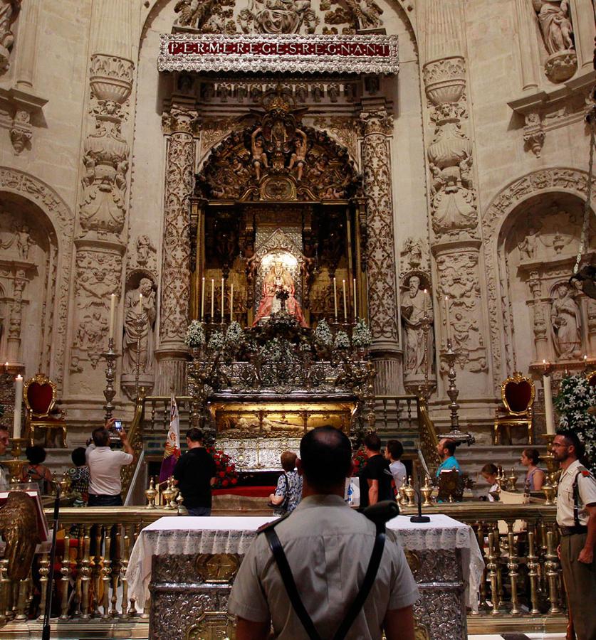 Los sevillanos acuden a la Catedral para ver al Rey San Fernando