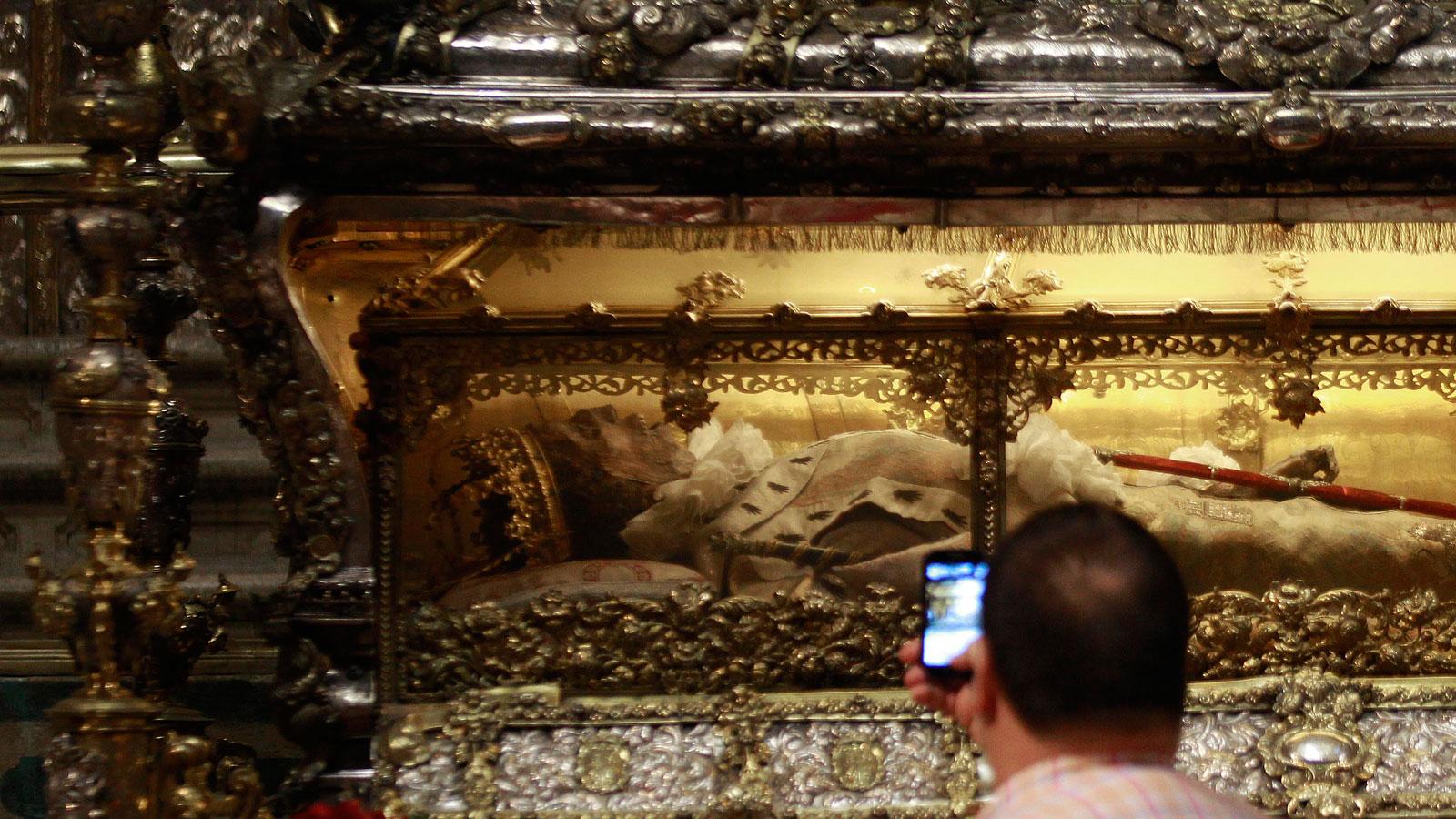 Los sevillanos acuden a la Catedral para ver al Rey San Fernando