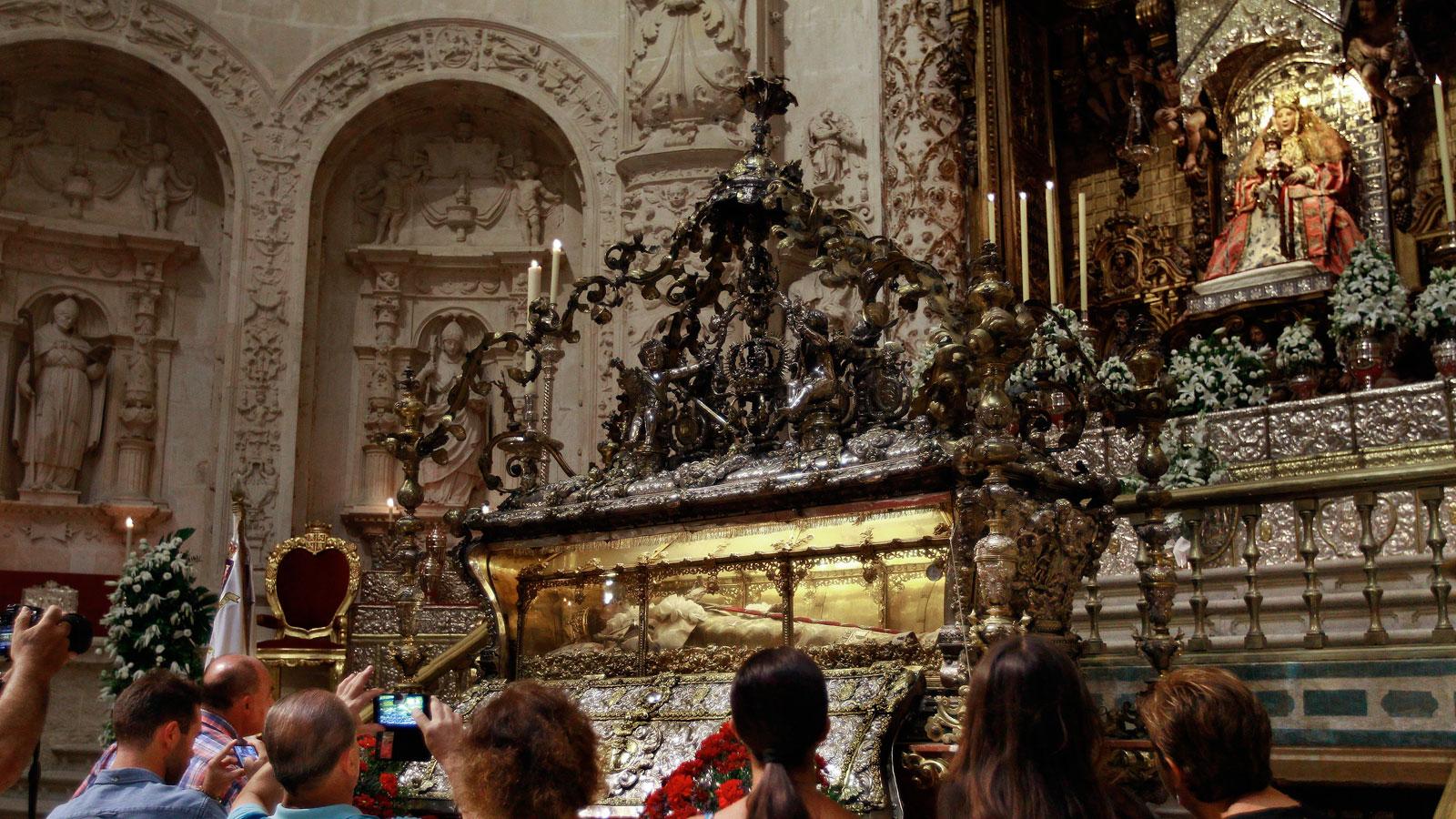 Los sevillanos acuden a la Catedral para ver al Rey San Fernando