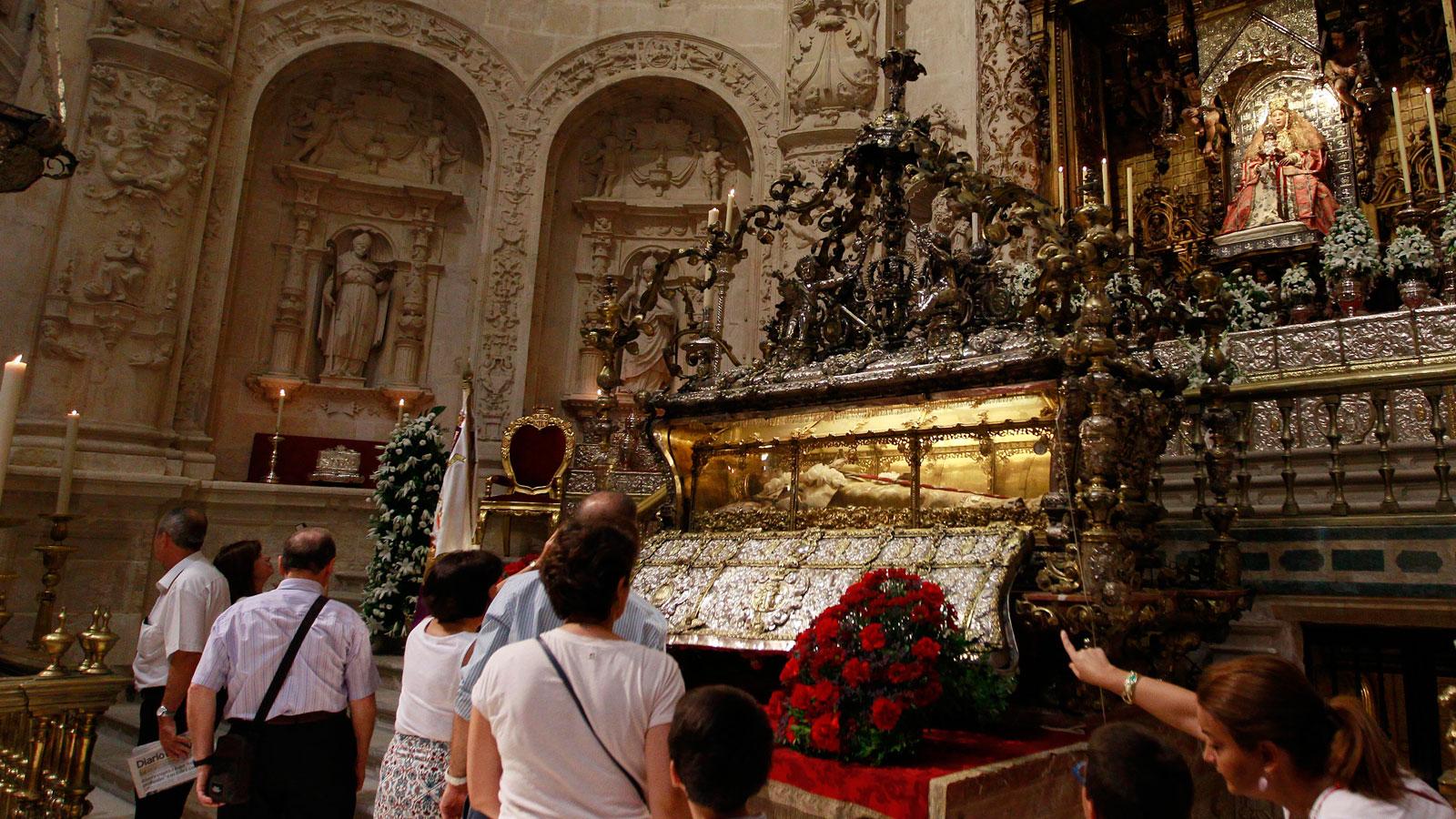 Los sevillanos honran al Rey San Fernando en la Catedral