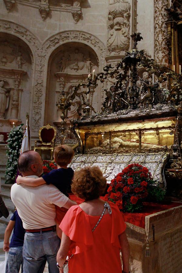 Los sevillanos acuden a la Catedral para ver al Rey San Fernando