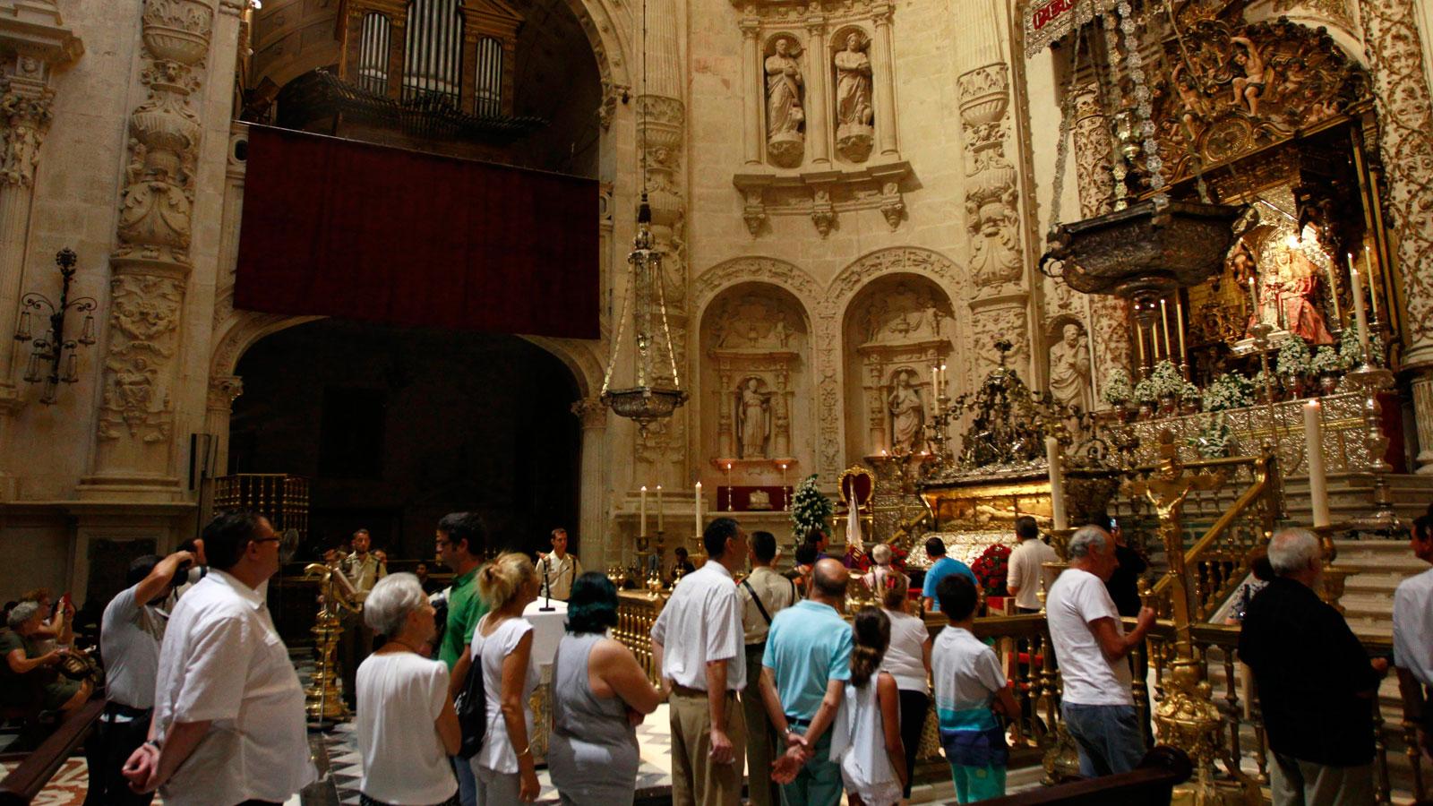 Los sevillanos acuden a la Catedral para ver al Rey San Fernando