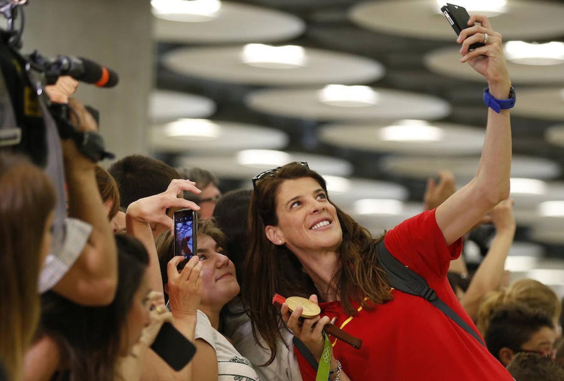 Ruth Beitia, medalla de oro en salto de altura, se hace un selfie con los aficionados. 