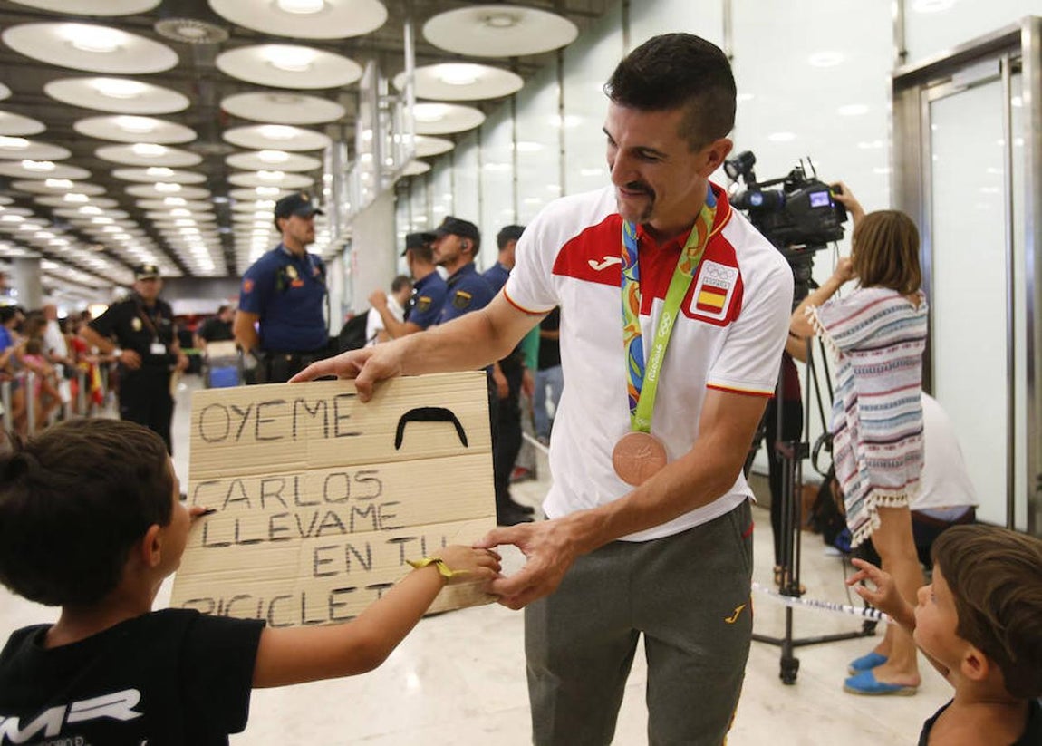 Carlos Coloma, bronce en mountain bike, ha sido recibido por sus hijos con un gran cartel. 