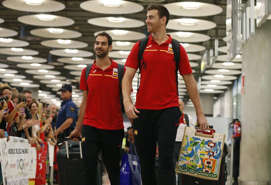 Los jugadores de la selección española de baloncesto José Manuel Calderón (i) y Víctor Claver, que vuelven a casa con un bronce. 