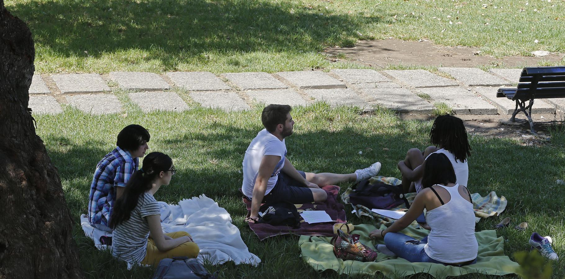 ¿Qué hacen los turistas para combatir los cuarenta grados en Sevilla?