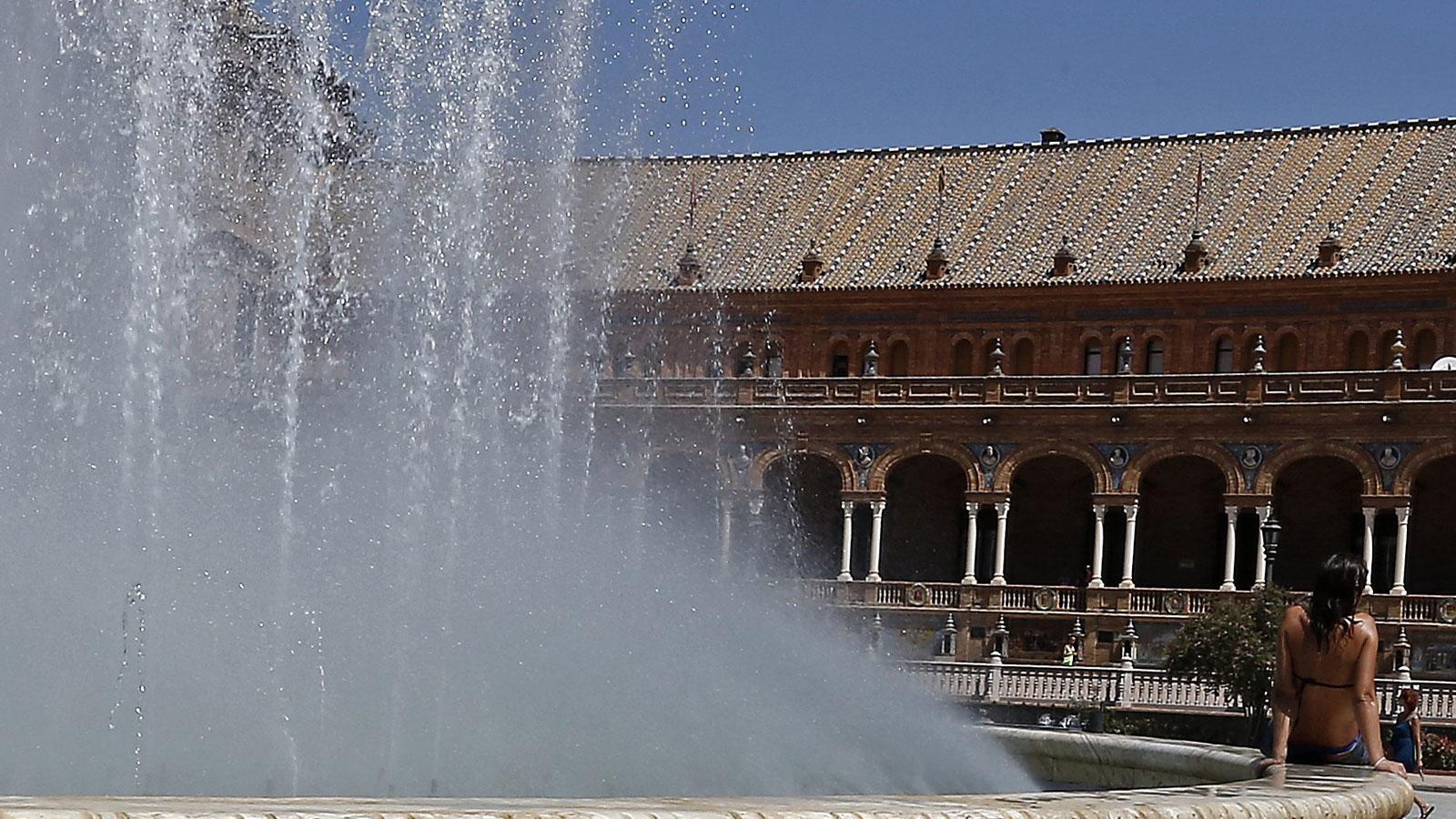 ¿Qué hacen los turistas para combatir los cuarenta grados en Sevilla?