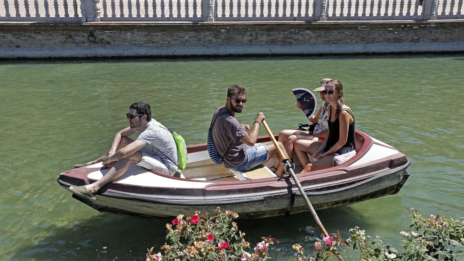 ¿Qué hacen los turistas para combatir los cuarenta grados en Sevilla?