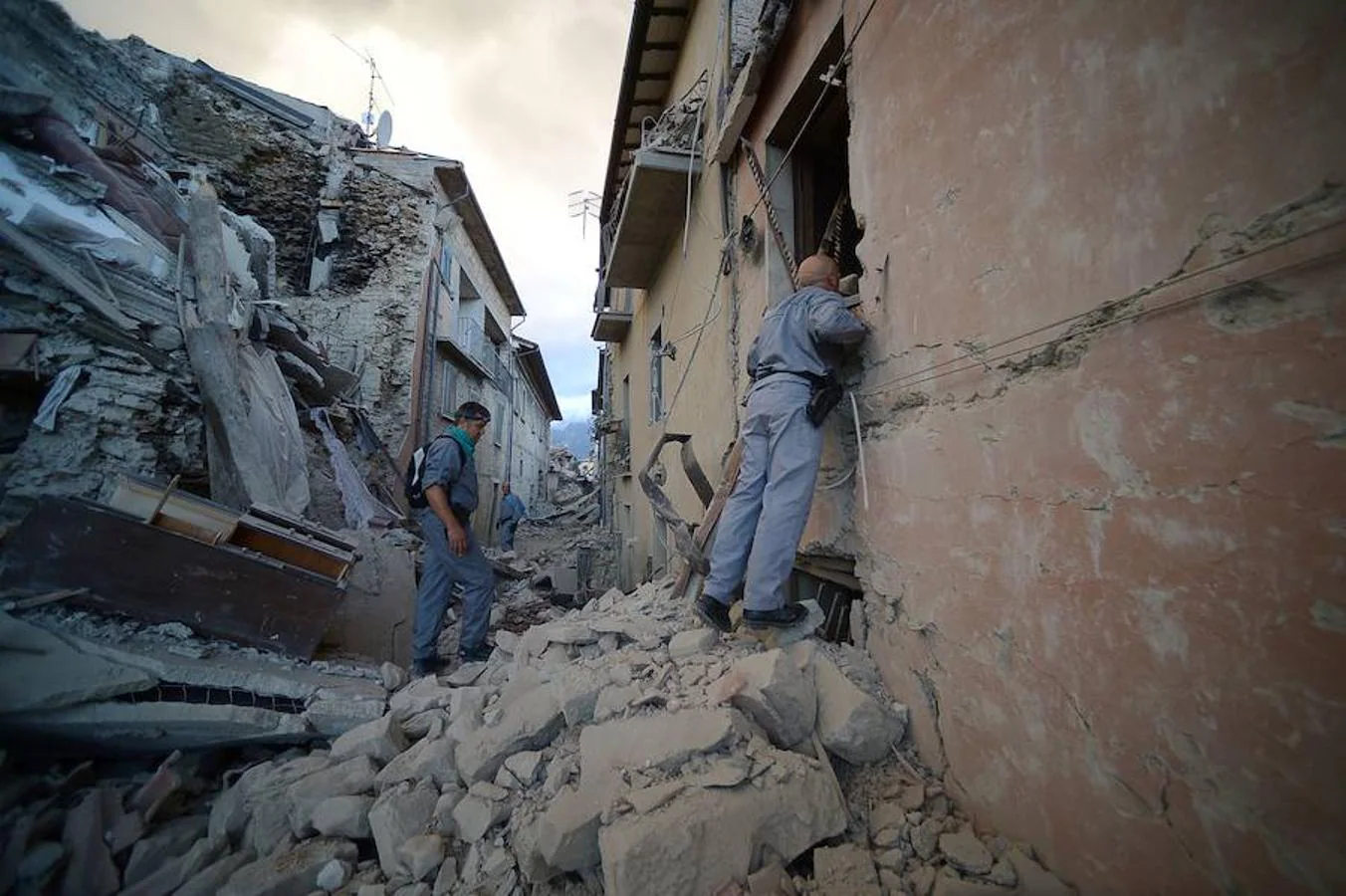 El seísmo fue registrado en la madrugada. Un terremoto de 6,2 grados en el centro de Italia