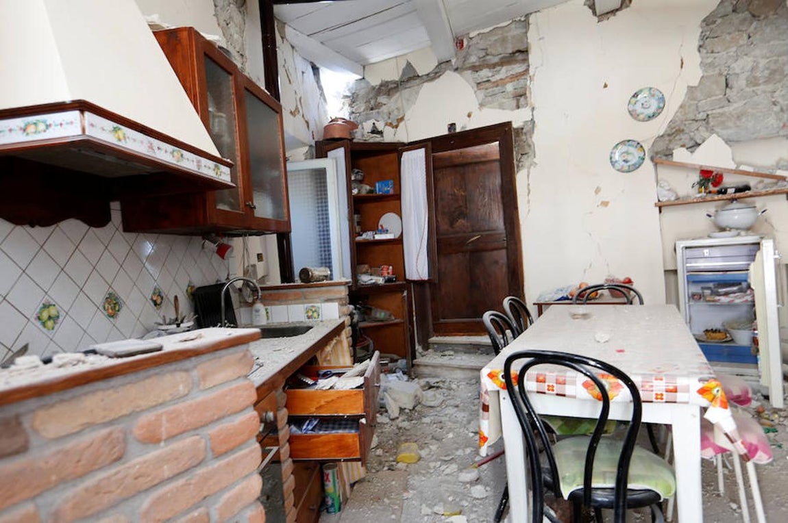 El interior de una casa destrozada por el seísmo en el centro de Italia. 