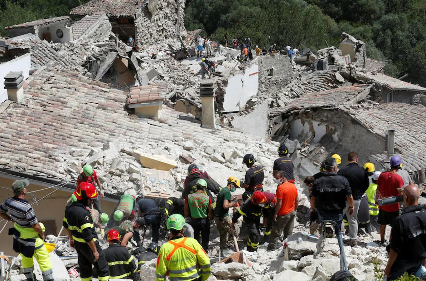 Operarios realizan las operaciones de rescate en Pescara del Tronto
