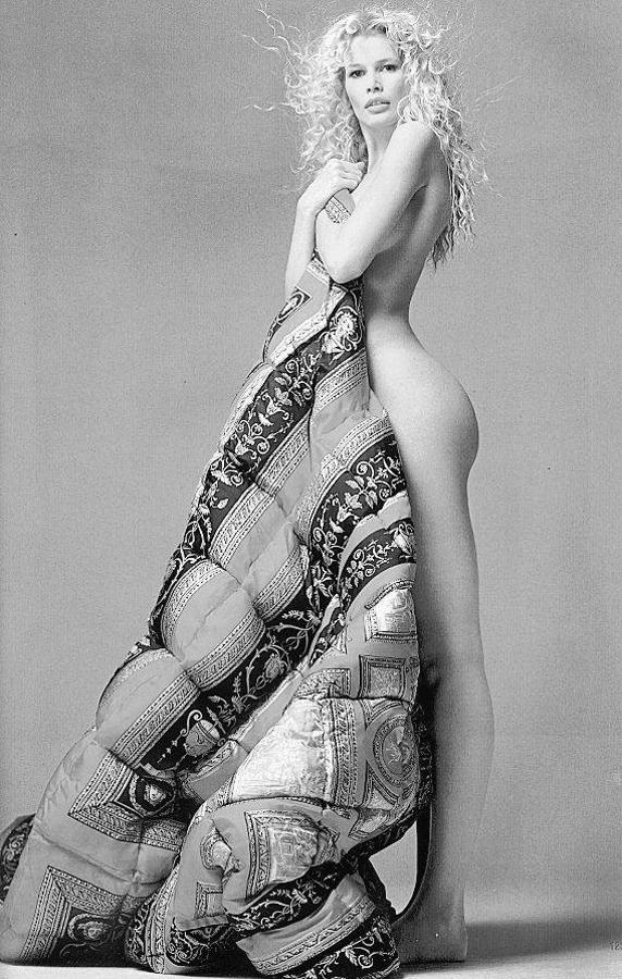 A Claudia Schiffer la caracteriza la sensualidad. Sin mostrar nada, resulta una mujer altamente erótica