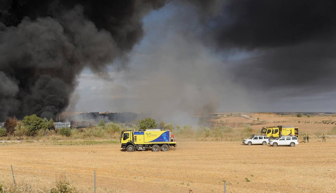 11. El delegado de la Junta ha especificado que, de momento, las tareas se centran en refrescar la zona desde tierra, mientras que, a través de medios aéreos, se han descargado productos retardantes de la combustión sobre el foco principal del fuego, que ha provocado pequeños conatos de incendio en zonas de maleza adyacentes, que están siendo sofocados.