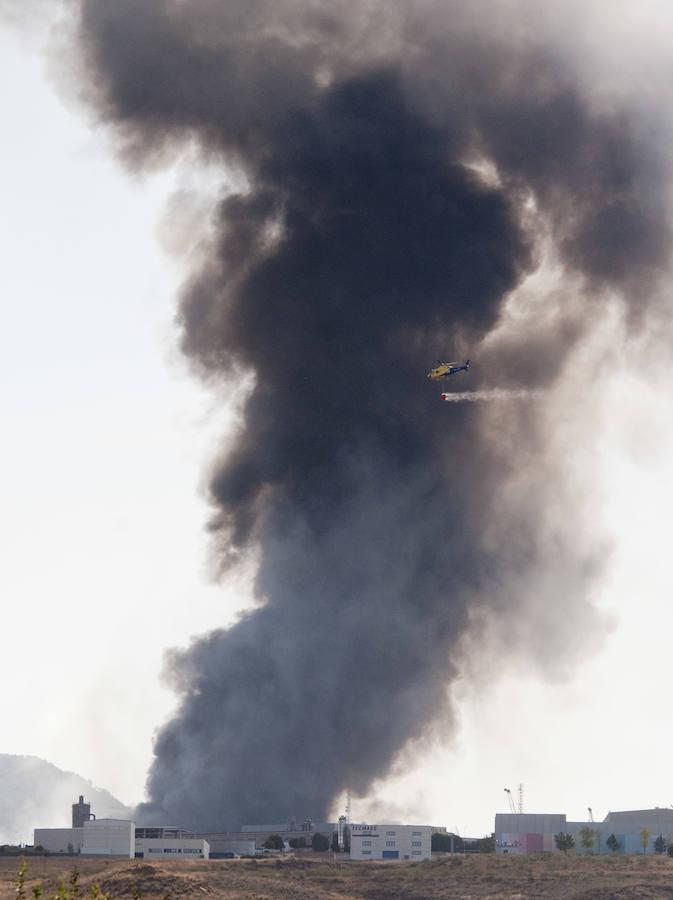 01. Un destacamento de la Unidad Militar de Emergencias (UME) trabaja desde esta tarde en las tareas para extinguir el incendio declarado esta madrugada en una nave de disolventes de un polígono de Chiloeches (Guadalajara).