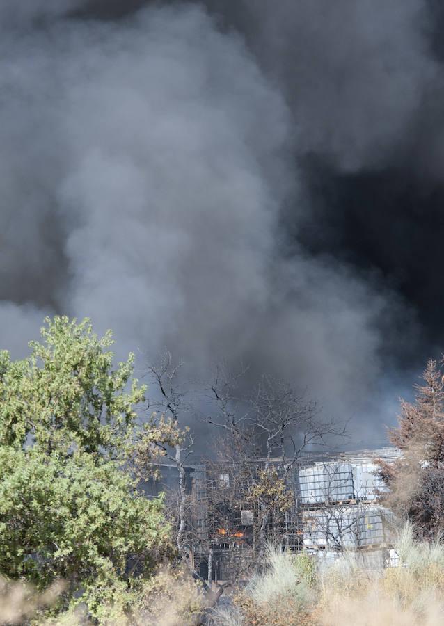 03. Los lixiviados son las aguas residuales acumuladas por las labores de extinción que contienen productos tóxicos de los almacenados en la nave y que se recogen en una balsa de contención levantada durante las tareas de extinción.