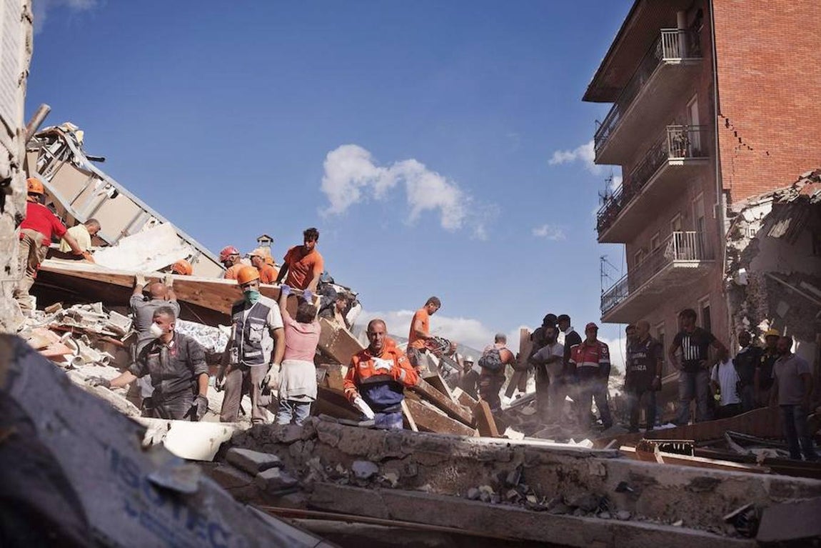 Miembros de los servicios de emergencia continúan con las labores de búsqueda de víctimas del terremoto en Amatrice. 