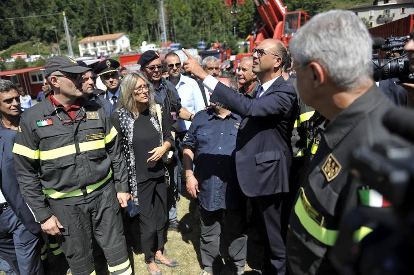 El ministro italiano del Interior, Angelino Alfano, visita la localidad de Arquata del Tronto 