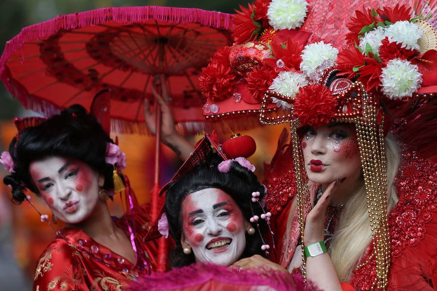 Otro grupo disfrazado de geishas. 