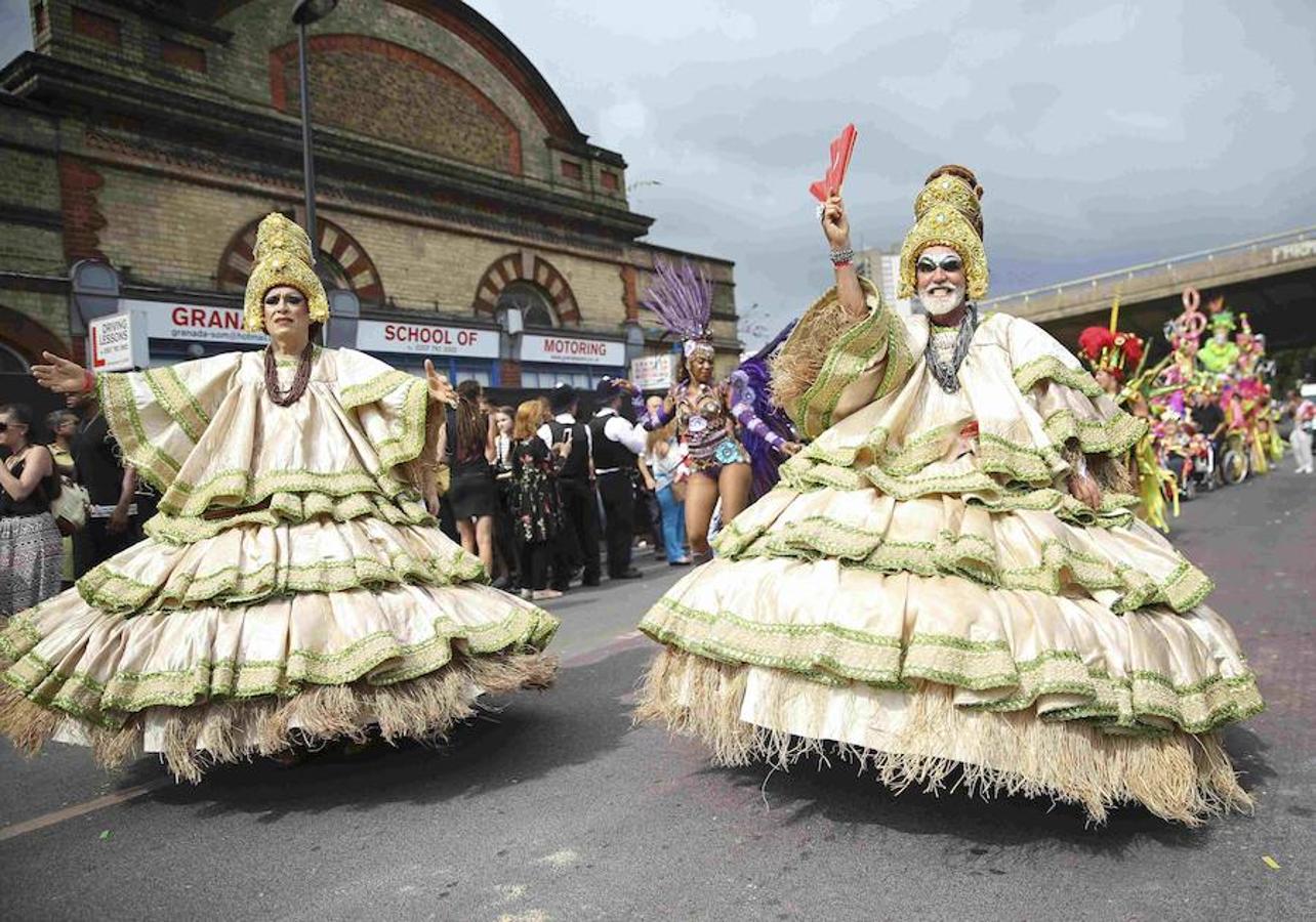 Dos hombres lucen amplios trajes de inspiración oriental. 