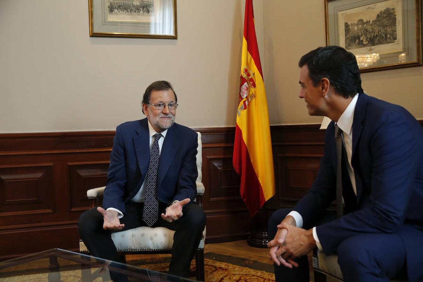 En imágenes: Así ha sido el encuentro entre Rajoy y Sánchez. En su comparecencia ante los medios, Sánchez no dudaba en calificar la reunión de «prescindible» y achacaba el previsible fracaso de la investidura a Rajoy.