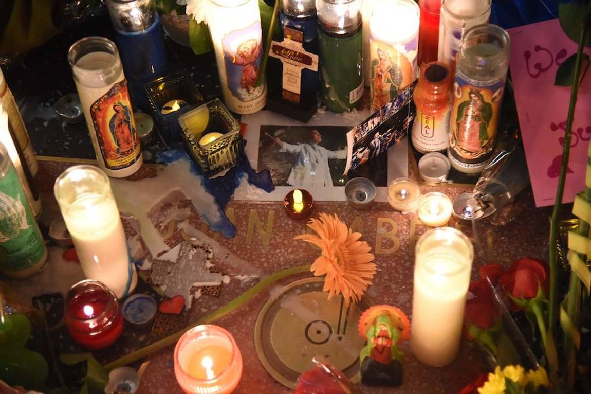 Flores y velas acompañaron en todo momento el improvisado homenajea. 