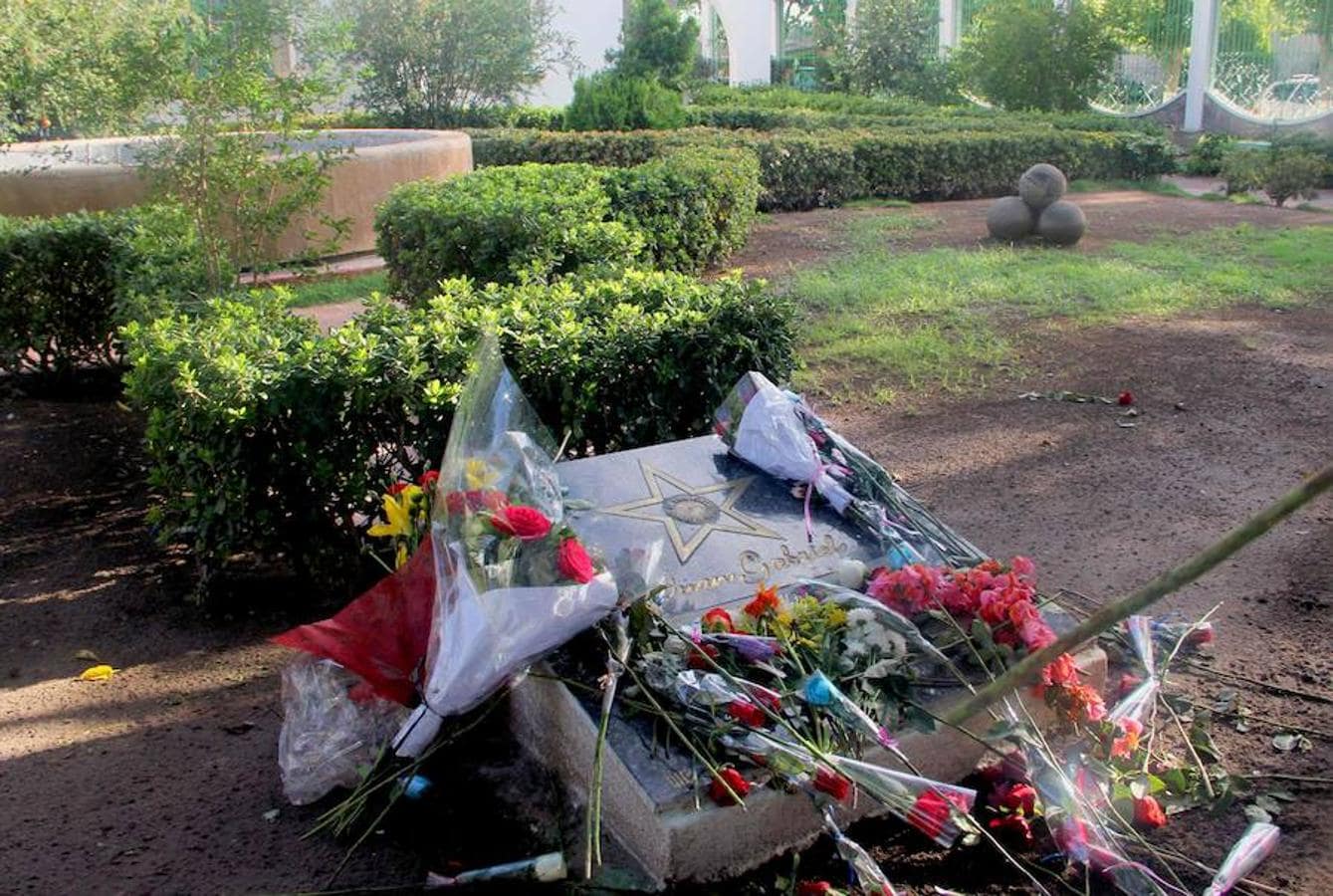 Flores colocadas en una placa en honor a Juan Gabriel cerca de su casa de Ciudad Juárez