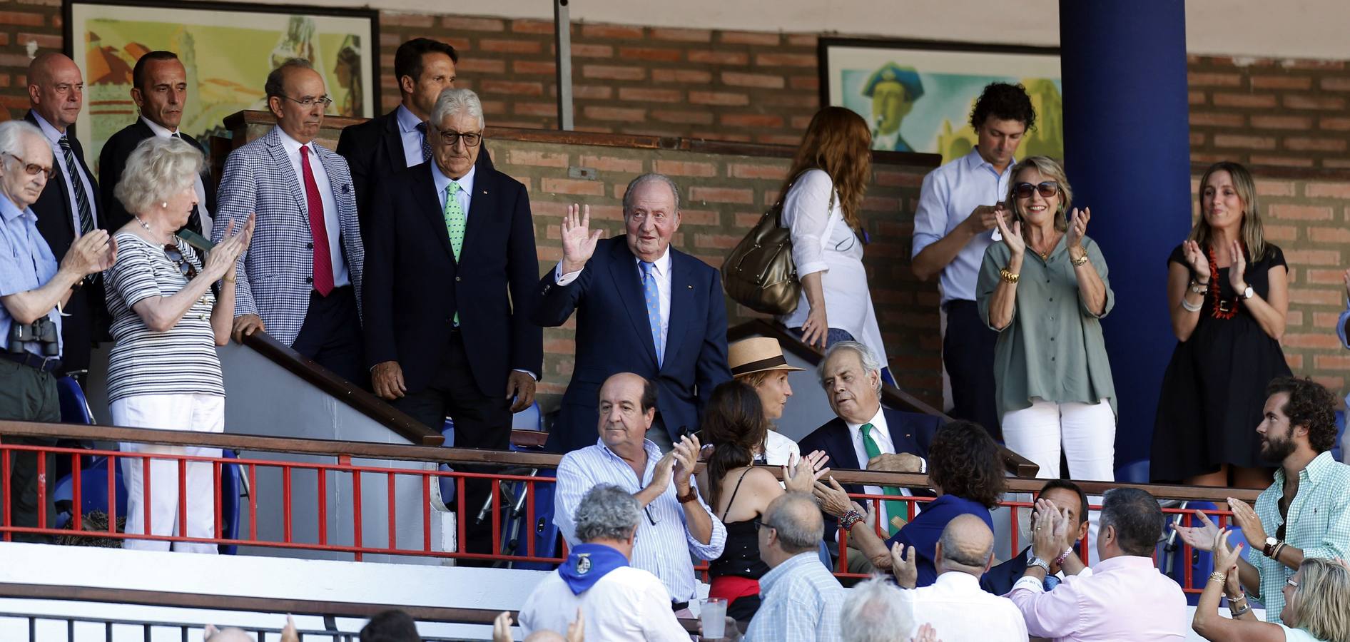 Don Juan Carlos saluda desde el palco. 