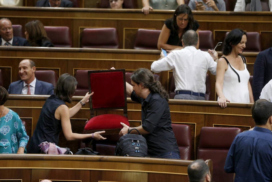 Pablo Iglesias arrastra una de las sillas antes del comienzo del debate. 