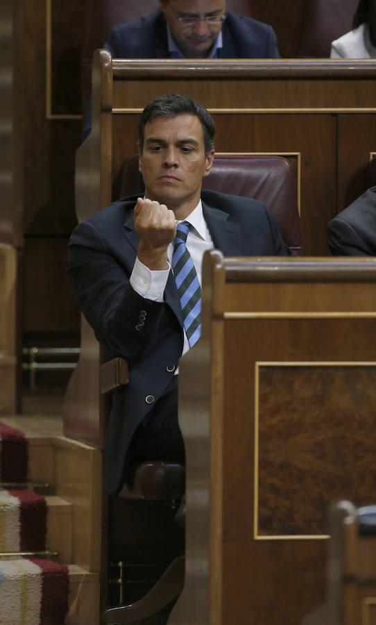 El líder socialista, Pedro Sánchez, observa sus uñas durante el discurso 