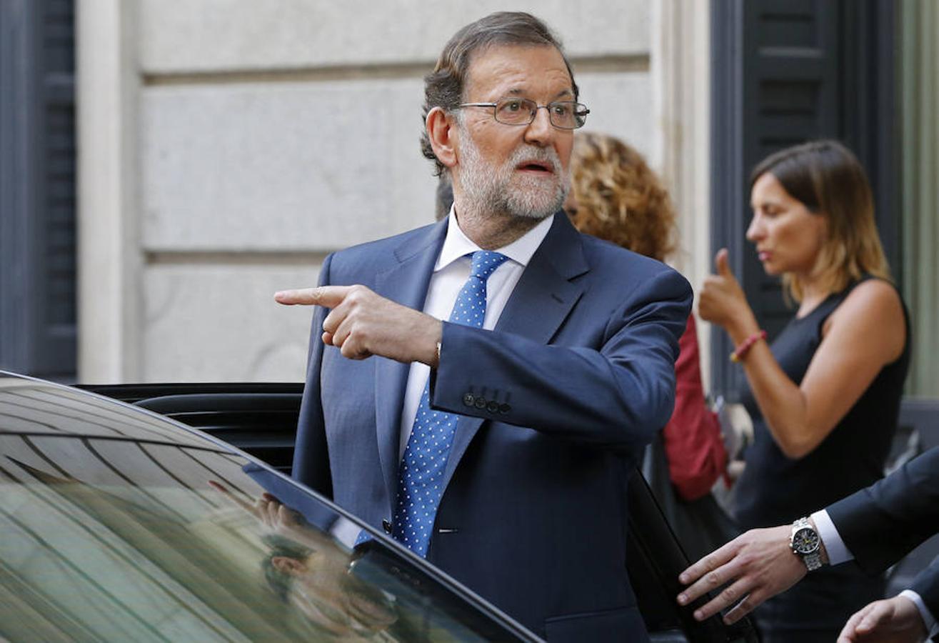 Mariano Rajoy se dispone a salir una vez finalizado el discurso