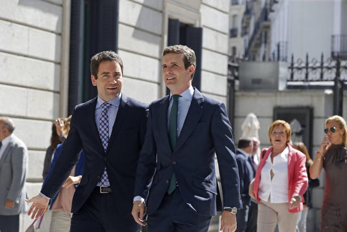 Pablo Casado, vicesecretario de Comunicación del PP, a la derecha. 