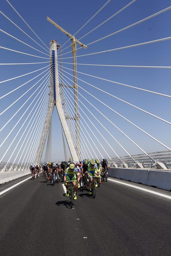 La Vuelta Ciclista estrena el Puente de la Constitución