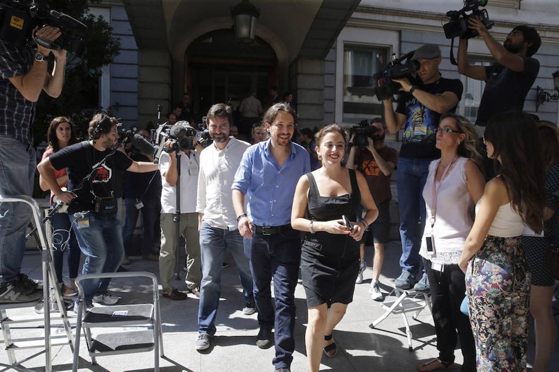 El líder de Podemos, Pablo Iglesias, y su jefa de gabinete, Irene Montero y el diputado Rafael Mayoral a su llegada tras el descanso. 
