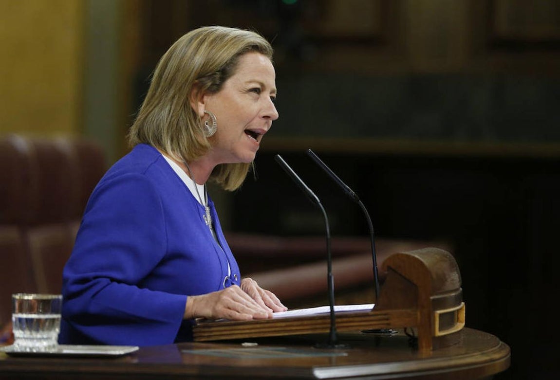 La portavoz de Coalición Canaria reitera que «este país no puede esperar más» y recuerda que su partido ha entrado en el acuerdo entre el Partido Popular y Ciudadanos porque ha atendido al «mandato ciudadano», que pide acuerdo, negociación y cambio de las políticas anteriores. 